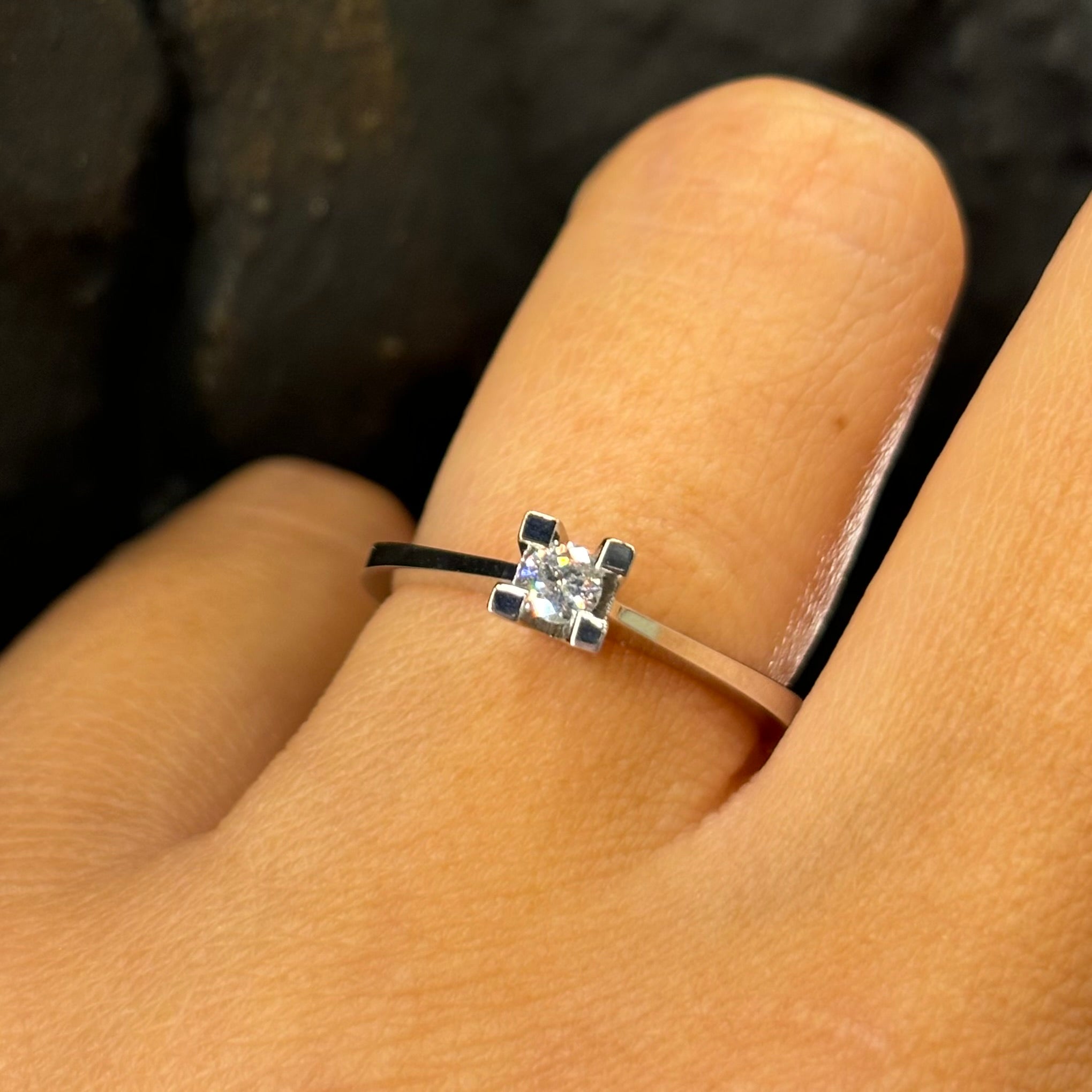 Годежен пръстен от бяло злато с диамант 0.13 карата